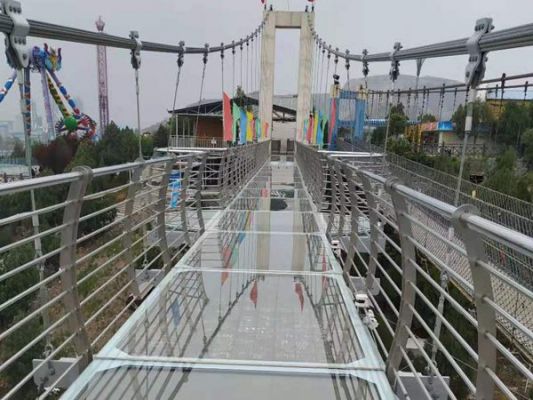 玻璃吊桥安装施工保护措施